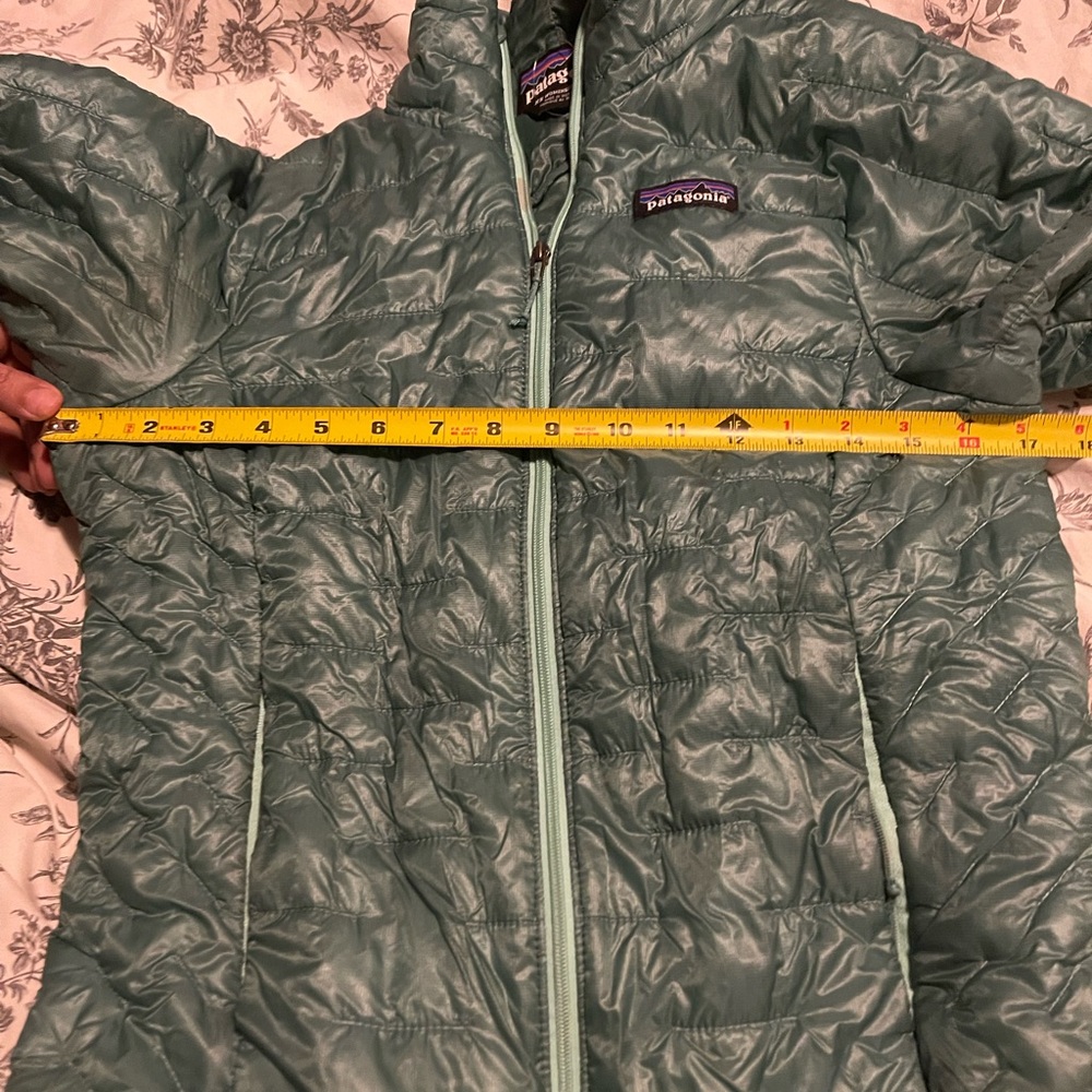 Patagonia jacket size XS fits like small.